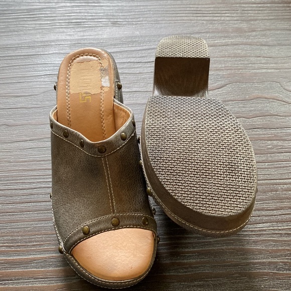 FloJo’s clogs in Bronzie gray with clunky heels. Size 7. - Picture 8 of 8